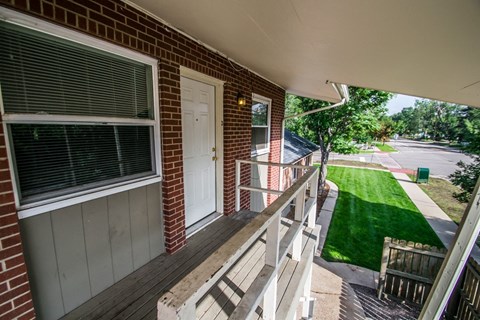 1938 Spruce Upgraded 2 Bed Entry